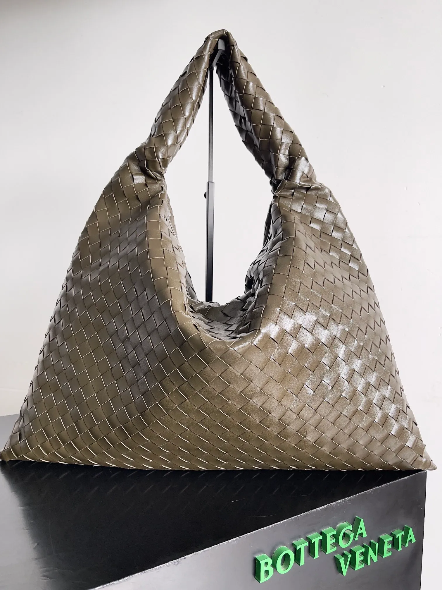 Batch 2160 Recently, I seem to be obsessed with this bag from BV~ The new Hop is really not too beautiful. The whole bag has no seams. The bag body and handles are made of one piece of leather. It embodies the style and essence of Bottega Veneta. It truly represents craftsmanship and creativity. The large size has a very loose and lazy upper body. Big bag lovers will definitely not regret buying it. Style number: 763970 Size: 53*24*13